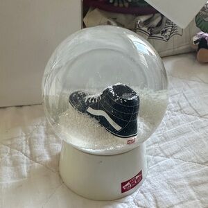 Vans off the wall snow globe